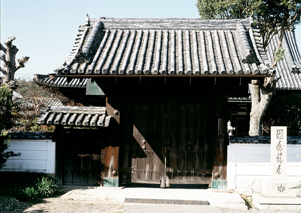 因念寺の欅で造られた大きな門の入口を正面から撮影している写真