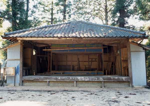 松尾神社にある当時使われていた装置が残る農村舞台を撮影した写真