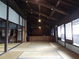 右側は全体に窓になっており広い和室が広がっている2階座敷の写真