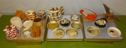 小さな3つのテーブルにたくさんの料理が並べられた朝鮮通信使饗応料理の写真