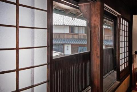 柱の上の方に外側に出た板状の出桁と板持ち送りの写真