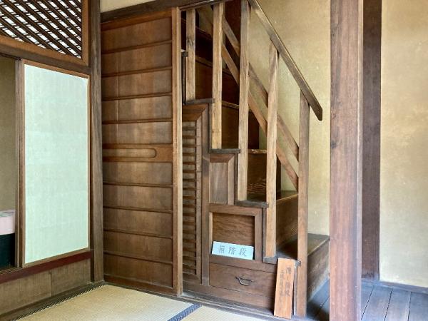 箱が重ねられ手すりが付いてた階段になっている箱階段の写真