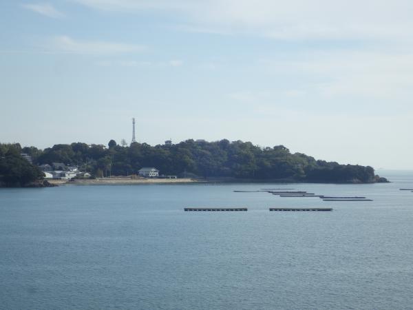 森や海など自然に囲まれた日和を青空の下撮影した写真