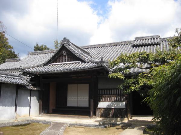 堀家主屋の玄関入り口を斜め正面から写した写真