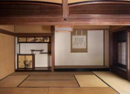 左側には天袋や地袋があり、右側には掛け軸が掛けられた床の間がある一ノ間の写真