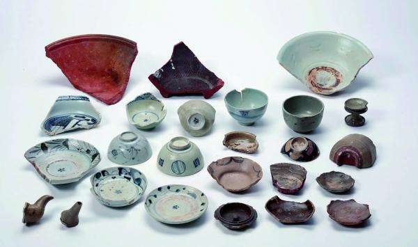 大浦海岸の海中から見つかった茶碗やお皿などの陶磁器の写真