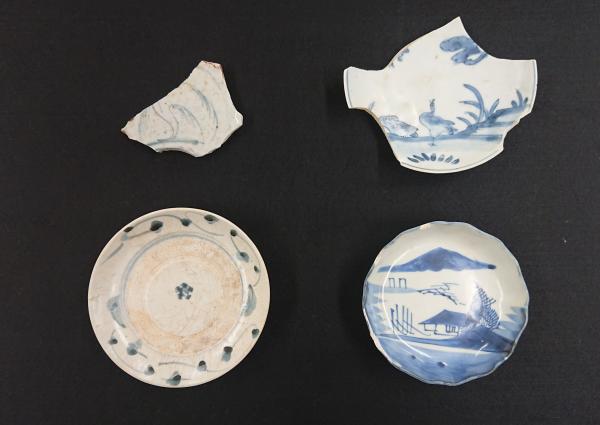 肥前磁器の丸い小皿が2点と欠けたお皿の一部2点の写真