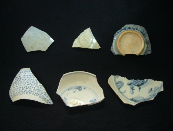 お皿の底の部分や欠けた茶碗の一部など、6点の古代・中世の中国青白磁・青花の写真