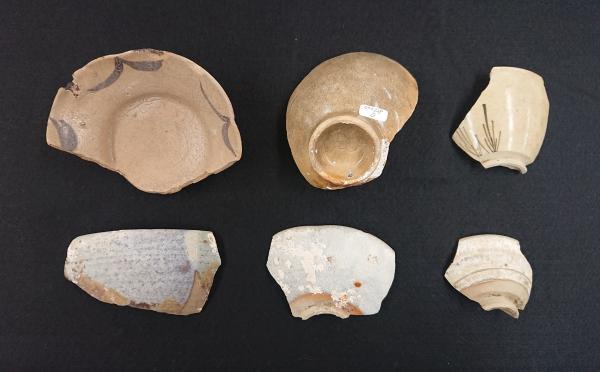 茶色い茶碗の底の部分やお皿の破片の一部など6点の陶器の写真