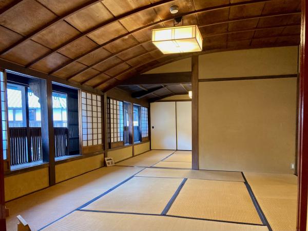 2間続きの和室の部屋で天井が緩やかなカーブになっている屋形船の間の写真