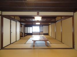 奥まで畳が並んでいる広々とした座敷を写した写真