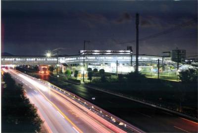 暗闇の中光る竜野駅と続く道路を撮影した写真