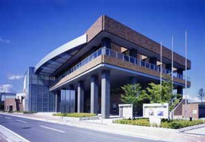 揖保川図書館が3階に入ったたつの市総合文化会館の大きな建物を斜め前から写した写真
