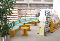 大きな本棚のそばに背もたれ付きの椅子が複数置かれた揖保川図書館の館内を写した写真