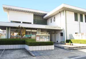 緑の植え込みがある龍野図書館の白い建物を斜め前から写した写真