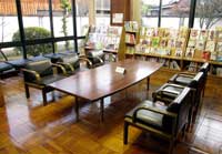 横長のテーブルや、手すり付きの椅子などが置かれた龍野図書館の館内を写した写真