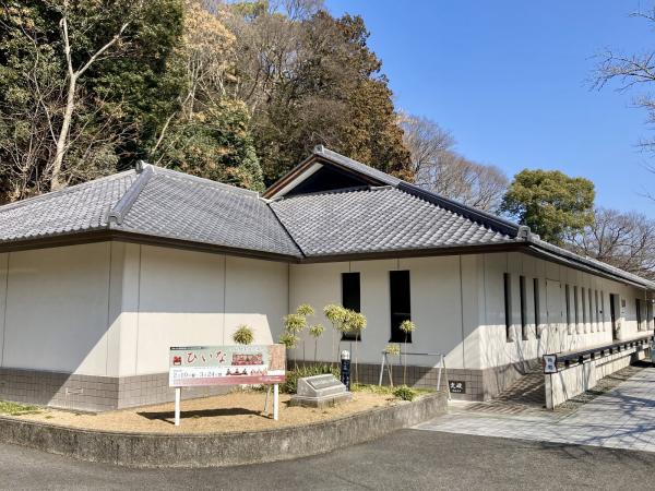 白い外観の龍野歴史文化資料館の写真