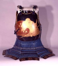 黒の胴具足に布袋様の絵が描かれた布袋・菖蒲蒔絵胴具足の写真