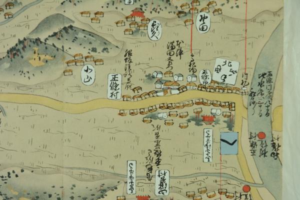 街道沿いに建つ家並みが描かれた中国行程記の正條宿部分を描いた作品を撮影した写真