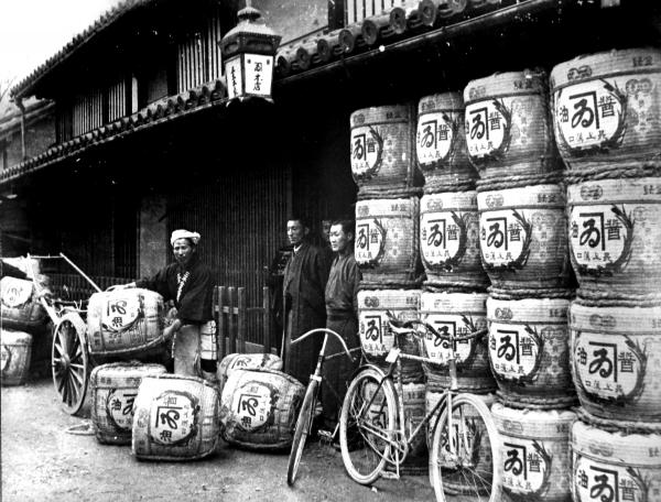 明治時代の醤油の出荷風景を撮影した白黒写真