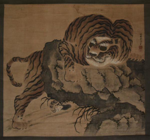 獰猛な虎を描いた谷鵬筆の作品を撮影した写真