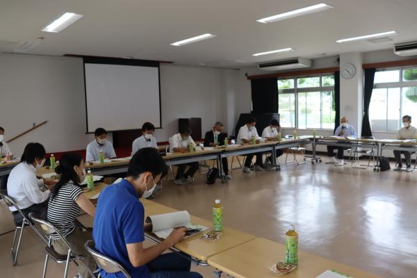 スクリーンがある広い室内で揖西西小を興す会の団体の方と市長対話広場が行われている写真