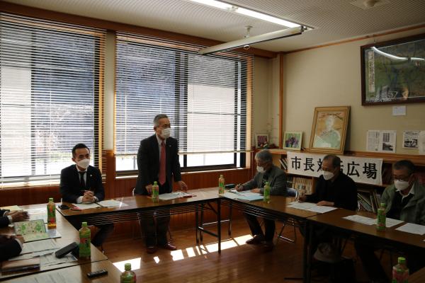香島を元気にする会の方との市長対話広場が行われ、窓側の男性が立ち話をしている様子の写真