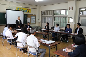 ロの字型に設置された机の席に参加者が座り、市長対話広場が行われている写真