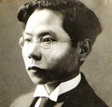 丸い眼鏡をかけ横を向いている三木露風の白黒写真