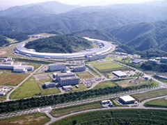 山の手前に複数の建物が建っている播磨科学公園都市を上空から撮影した写真