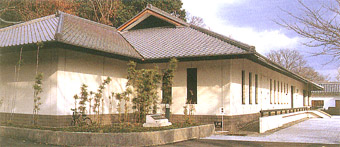 白壁の建物沿いにスロープが設置された、たつの市歴史文化博物館の建物外観の写真
