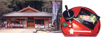 後ろが竹林になっている飲食店とそこで食べることができる料理がお盆にのっている写真