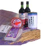 稲穂の回りに瓶詰め、袋詰めの商品が並んでいる写真