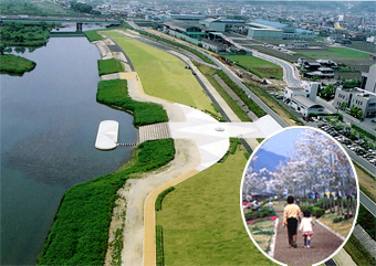 芝生が広がり堤防から河川敷への階段が設けられた揖保川せせらぎ公園を高台から撮影した写真と、母親と女の子が桜の花を愛でながら遊歩道を歩いている後ろ姿の写真