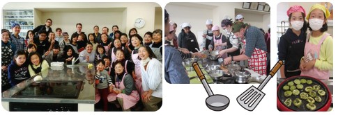 左:調理実習台の周りに参加した人たちが集まっている集合写真、 中央上:ピンク色の三角巾とエプロンを着用した女性に教わりながら、2人の外国人の男性が和食を作っている様子の写真、 右:三角巾にエプロンを着用した2人の女の子が並び、並べた円形の食べ物を焼いているホットプレートの前に立っている写真、 中央下:お玉とフライ返しのイラスト