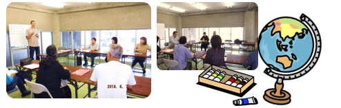 左:室内に設置された長机の席に参加者が座り、前方に設置されたホワイトボードの前に立つ背の高い外国人の男性の話を熱心に聞いている写真、 中央:コの字型に設置された長机に参加者が座り、左側に座っている男性講師の話を熱心に聞いている語学講座の様子の写真、 右:地球儀とケースの外に青色の絵の具が置かれているイラスト