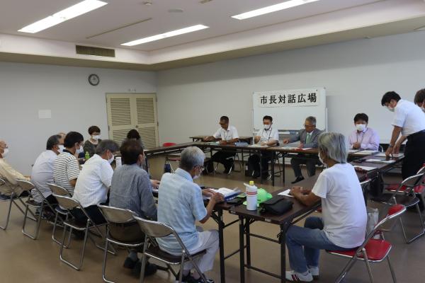 ロの字型に並べられた席に参加者が座り令和5年度市長対話広場が行われている写真