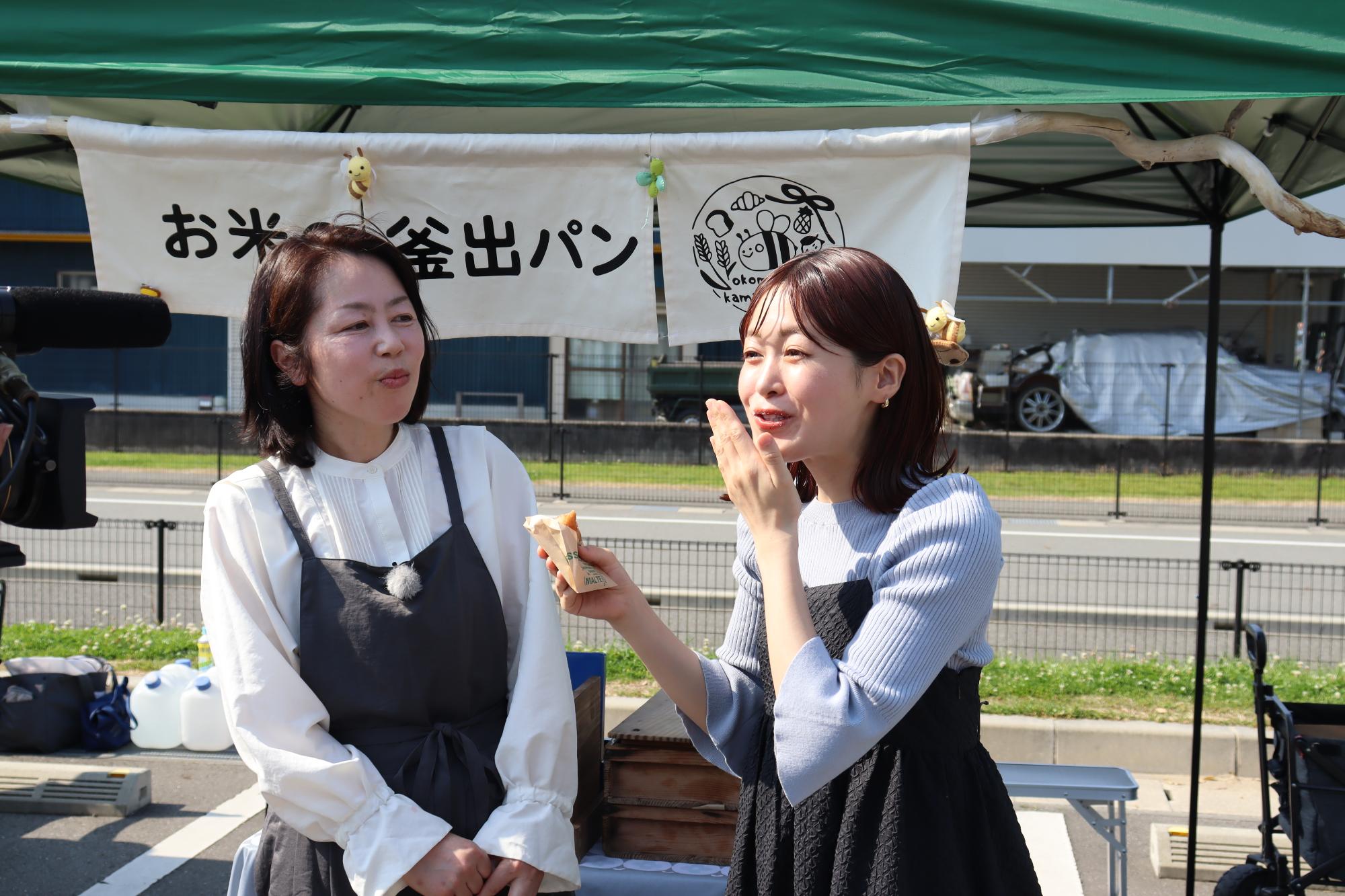 リポーターが食リポをしている様子