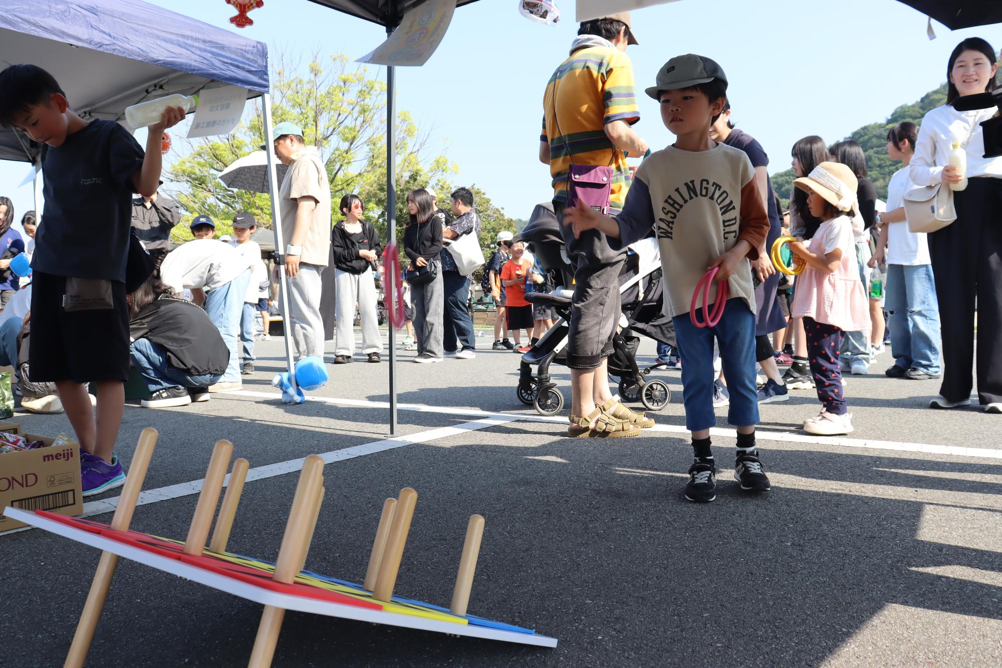 子どもが輪投げをしている様子