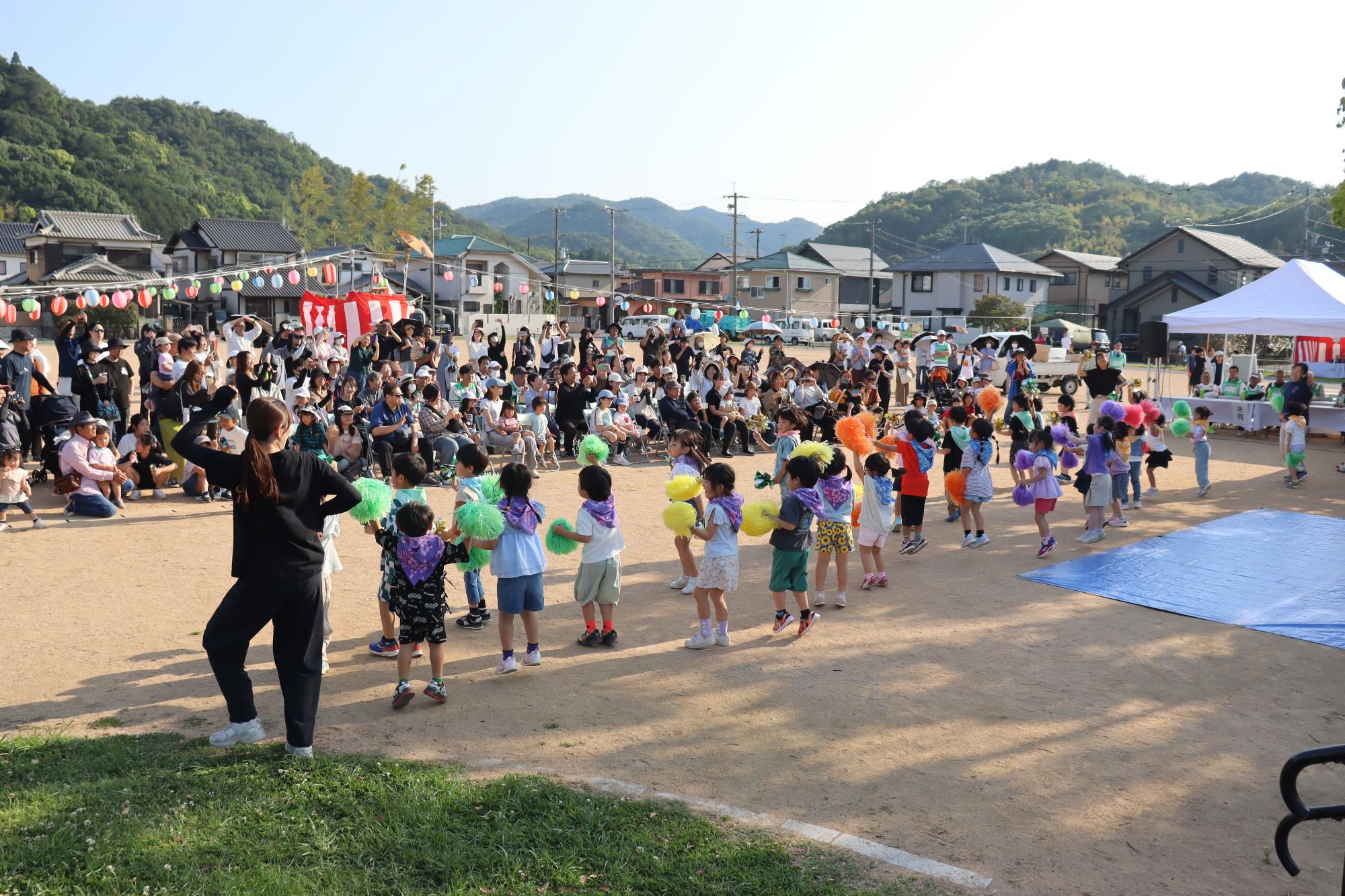 こども園の園児が躍っている様子
