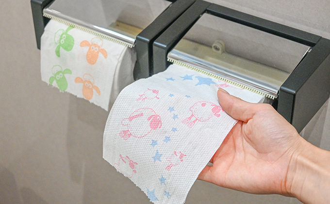 キャラクター「ひつじのショーン」のカラフルなイラストが描かれたトイレットペーパーの写真