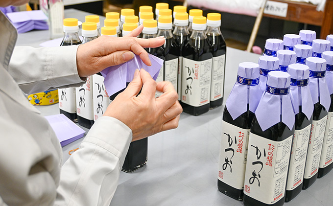 八木醤油のたつの醤油かつおのラベル貼りの様子