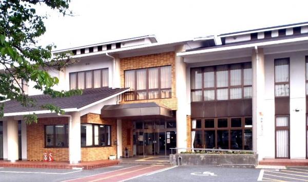 たつの市立高齢者生きがい創造センターの灰茶色の屋根の大きな建物の外観を斜め前から写した写真