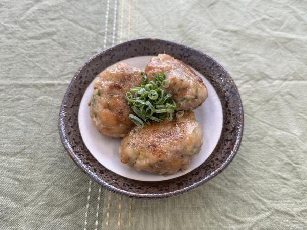 お皿に盛られたれんこん大豆つくねの写真