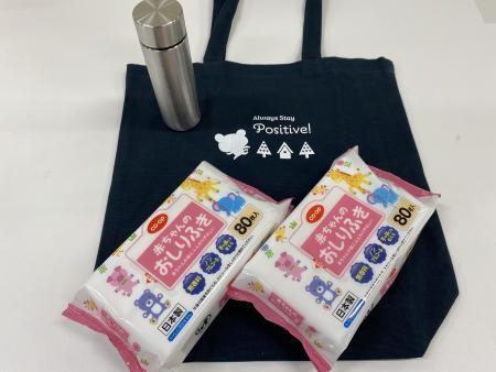 出生祝い品（紺のトートバック、サーモボトル、おしりふきが2個）の写真