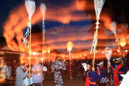 井関三神社の火祭り、ロウソクが灯されたさいれん坊主を写した作品