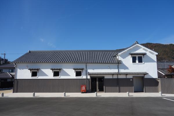 灰色の瓦屋根と白と灰茶色の外壁の下川原「蔵」の建物を正面から写した写真