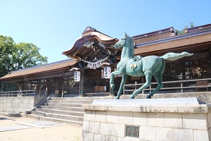 奉納された神馬像と神社の写真