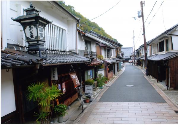 「エデンの東」「珈琲」と書かれた街燈がある街並みを撮影した写真