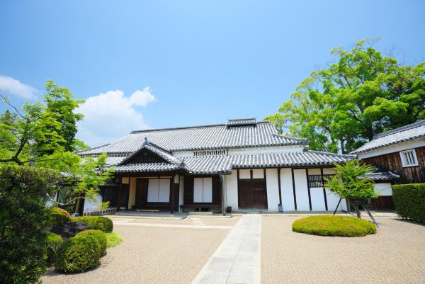 綺麗に整えられた庭と建物を撮影した写真